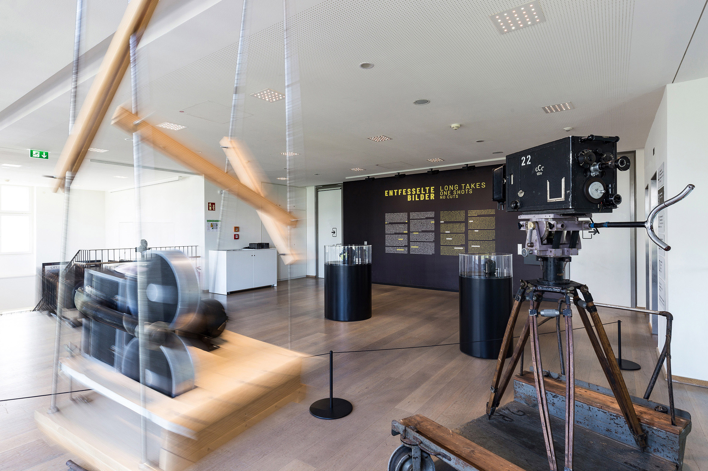 Tonia Bürkle (blaugrau): Entfesselte Bilder für Deutsches Filmmuseum Frankfurt 1