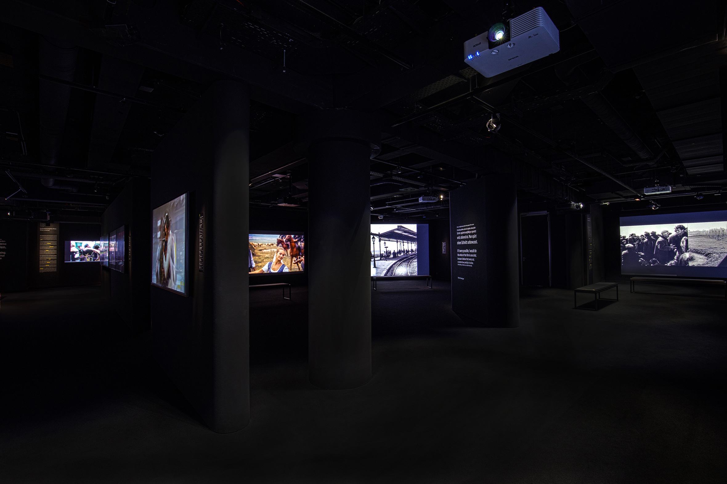 Tonia Bürkle (blaugrau): Entfesselte Bilder für Deutsches Filmmuseum Frankfurt 4