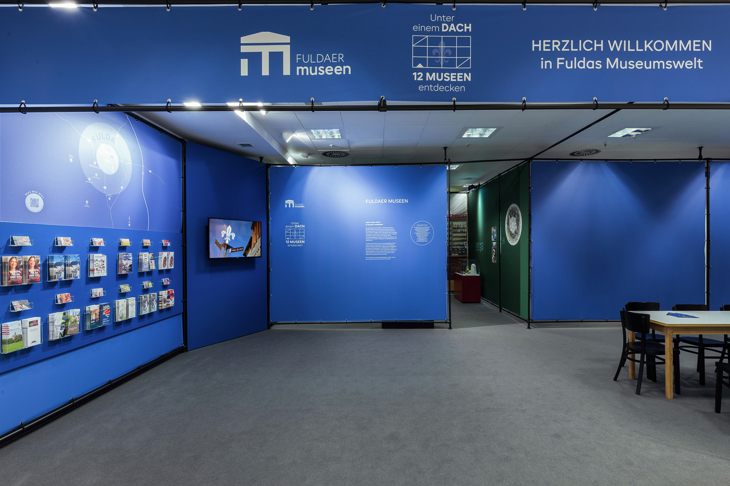 Tonia Bürkle (blaugrau): Unter einem Dach – 12 Museen entdecken für Gemeinschaftsausstellung der Fuldaer Museen im Konzeptkaufhaus Karl, ehemals Galeria Kaufhof 1