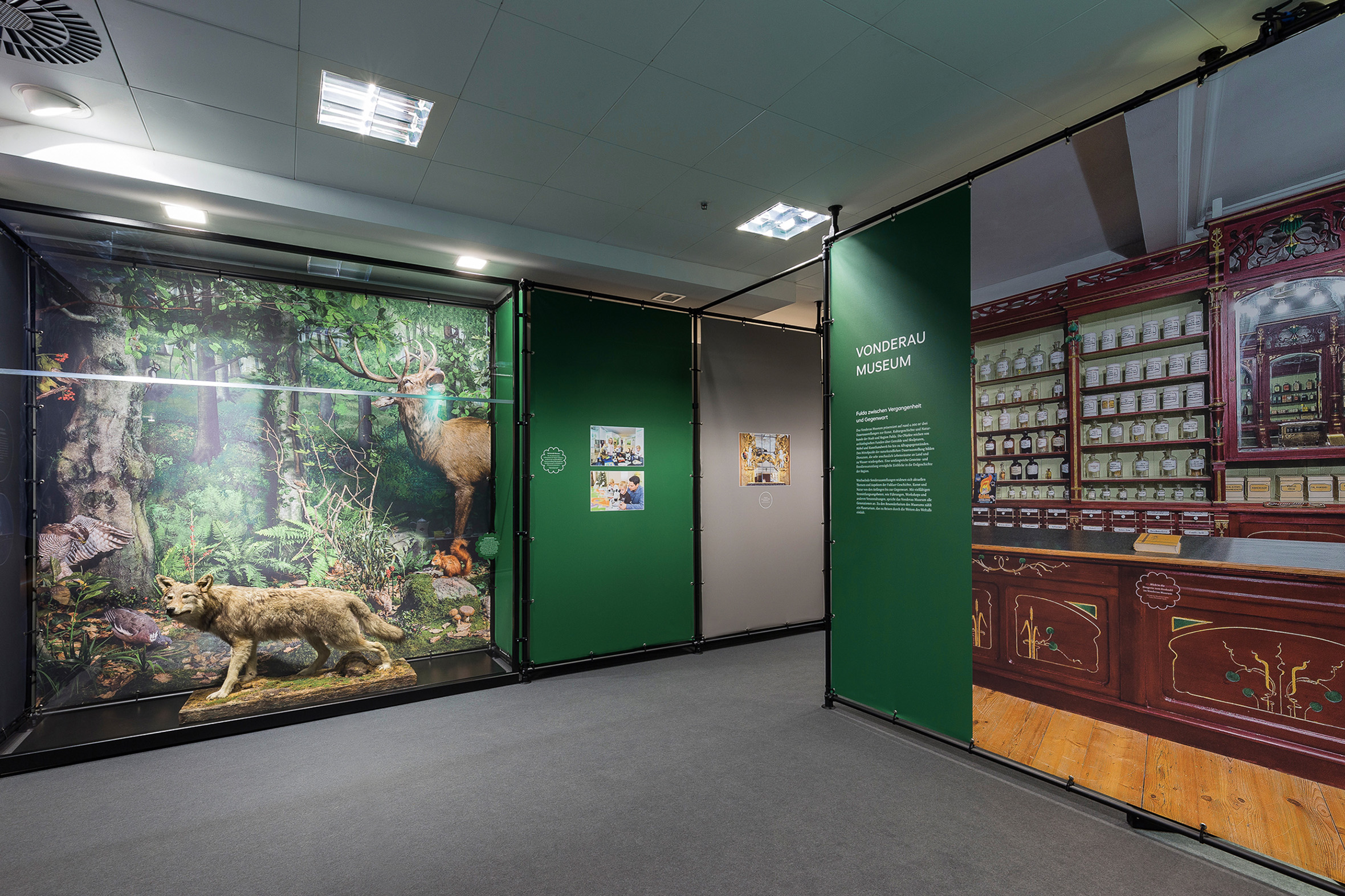 Tonia Bürkle (blaugrau): Unter einem Dach – 12 Museen entdecken für Gemeinschaftsausstellung der Fuldaer Museen im Konzeptkaufhaus Karl, ehemals Galeria Kaufhof 2