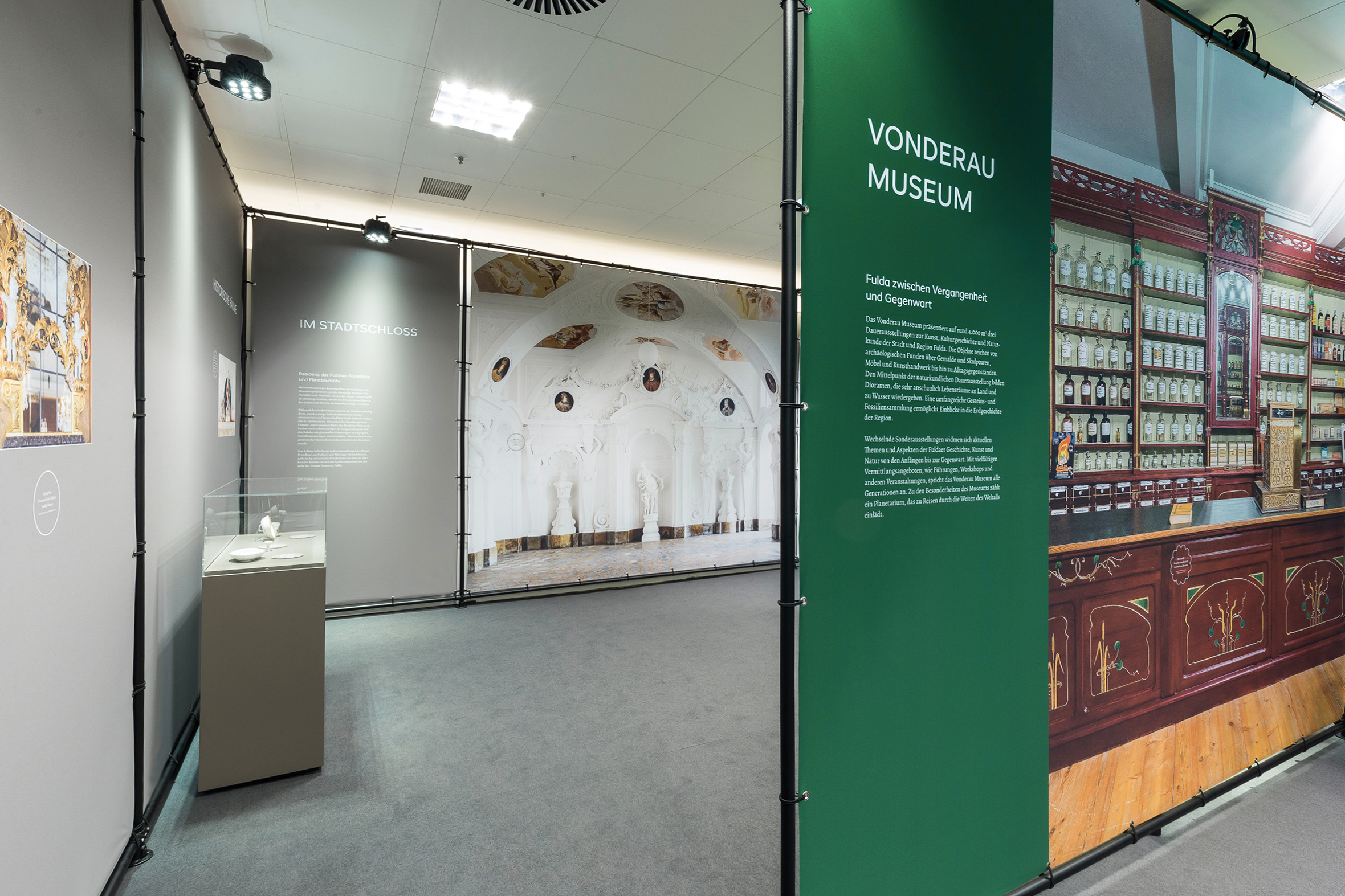 Tonia Bürkle (blaugrau): Unter einem Dach – 12 Museen entdecken für Gemeinschaftsausstellung der Fuldaer Museen im Konzeptkaufhaus Karl, ehemals Galeria Kaufhof 3