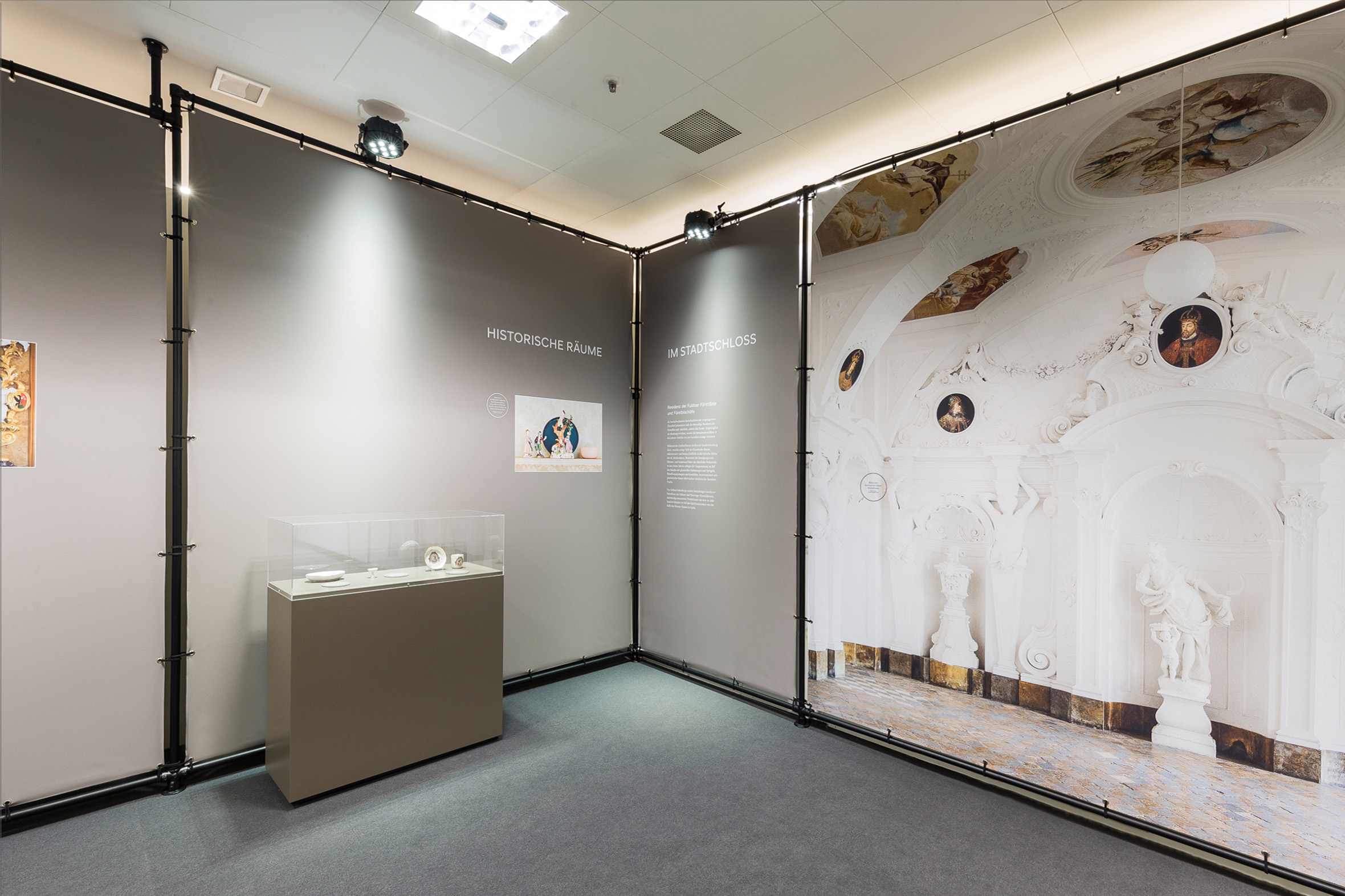 Tonia Bürkle (blaugrau): Unter einem Dach – 12 Museen entdecken für Gemeinschaftsausstellung der Fuldaer Museen im Konzeptkaufhaus Karl, ehemals Galeria Kaufhof 4