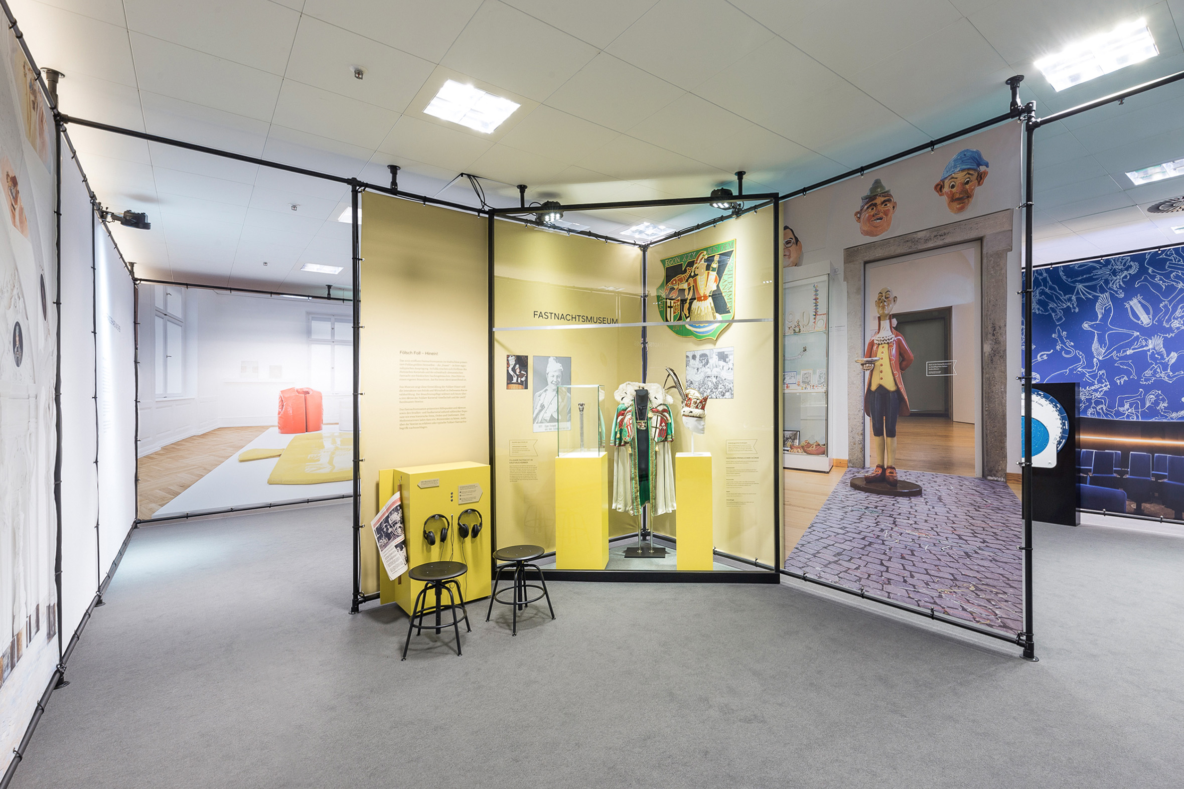 Tonia Bürkle (blaugrau): Unter einem Dach – 12 Museen entdecken für Gemeinschaftsausstellung der Fuldaer Museen im Konzeptkaufhaus Karl, ehemals Galeria Kaufhof 5