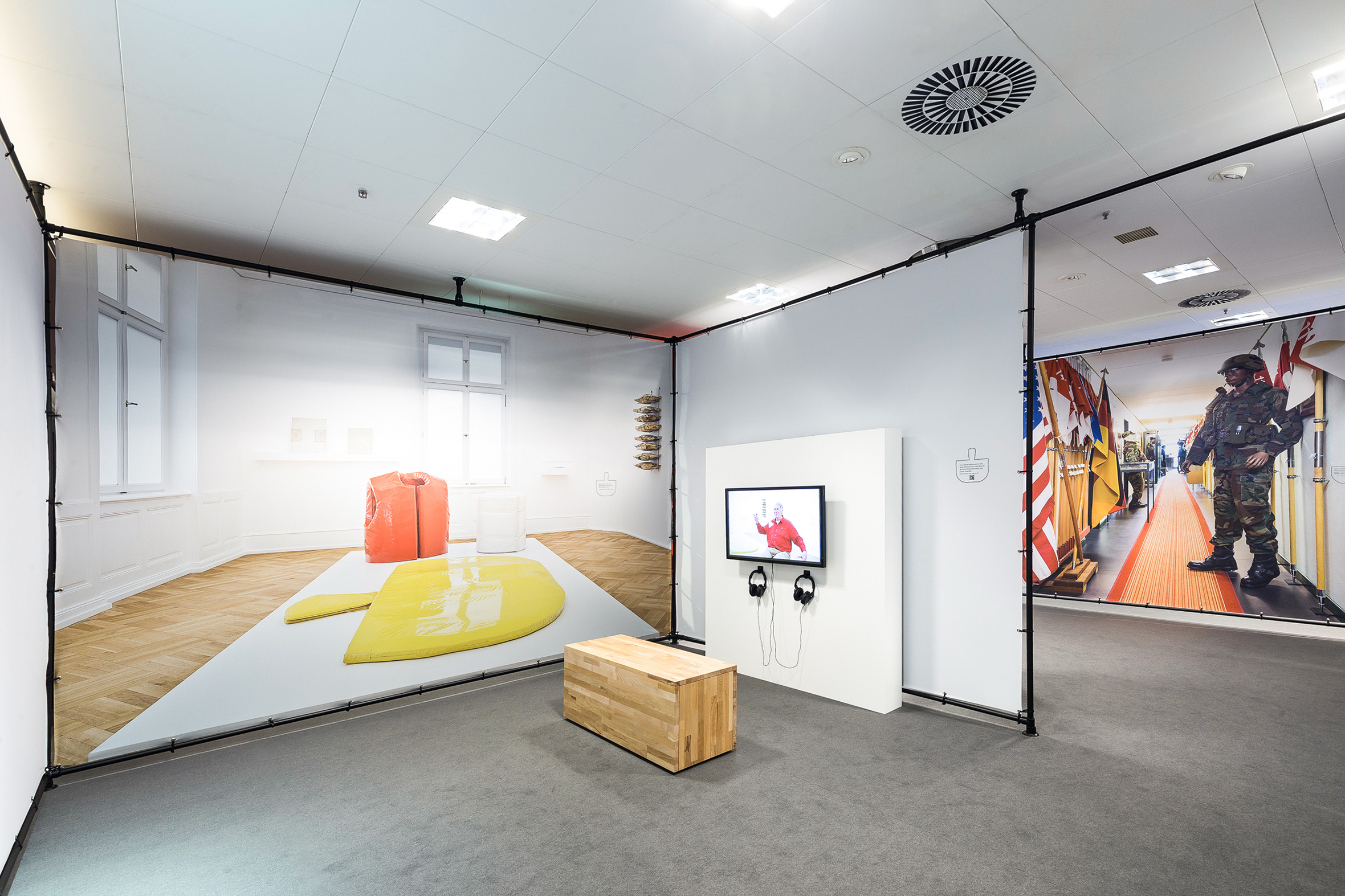 Tonia Bürkle (blaugrau): Unter einem Dach – 12 Museen entdecken für Gemeinschaftsausstellung der Fuldaer Museen im Konzeptkaufhaus Karl, ehemals Galeria Kaufhof 6