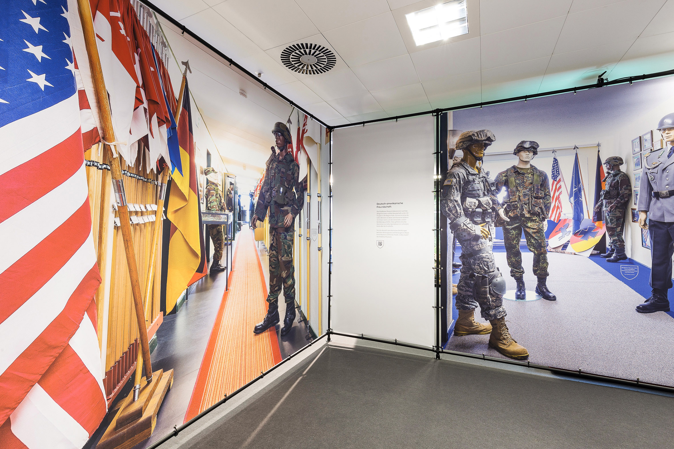 Tonia Bürkle (blaugrau): Unter einem Dach – 12 Museen entdecken für Gemeinschaftsausstellung der Fuldaer Museen im Konzeptkaufhaus Karl, ehemals Galeria Kaufhof 7