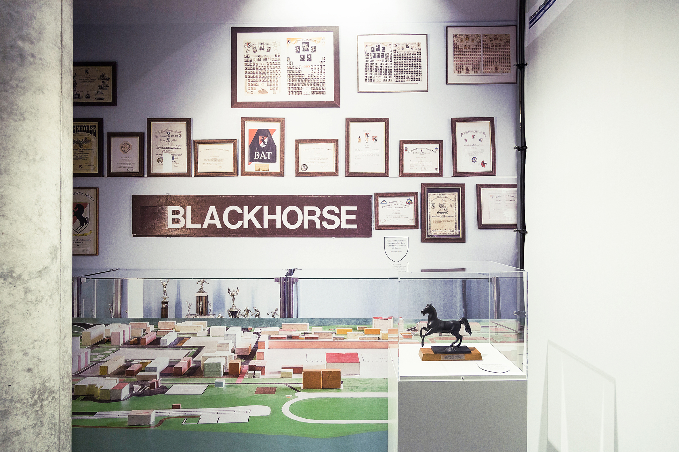 Tonia Bürkle (blaugrau): Unter einem Dach – 12 Museen entdecken für Gemeinschaftsausstellung der Fuldaer Museen im Konzeptkaufhaus Karl, ehemals Galeria Kaufhof 8