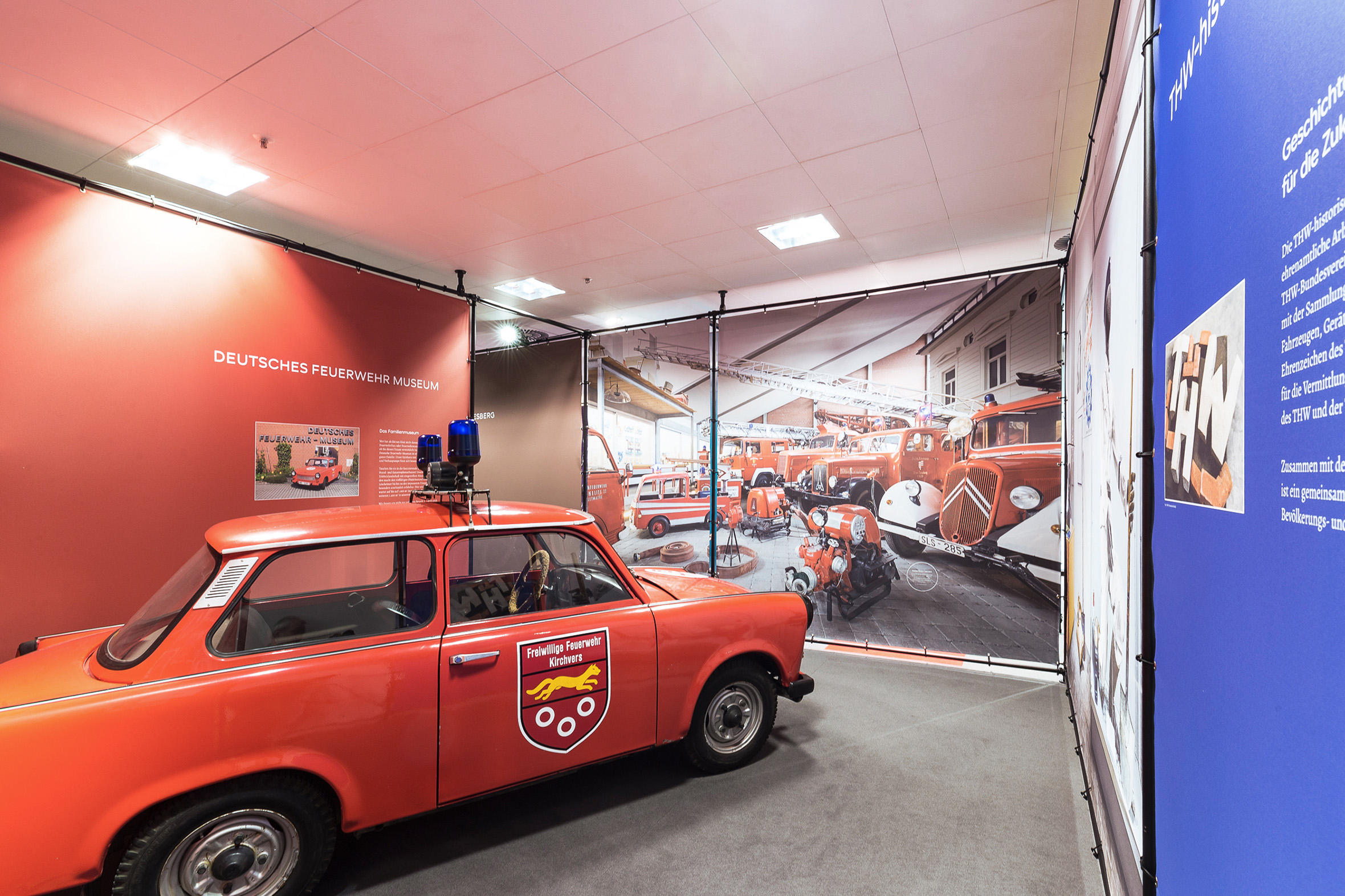 Tonia Bürkle (blaugrau): Unter einem Dach – 12 Museen entdecken für Gemeinschaftsausstellung der Fuldaer Museen im Konzeptkaufhaus Karl, ehemals Galeria Kaufhof 9