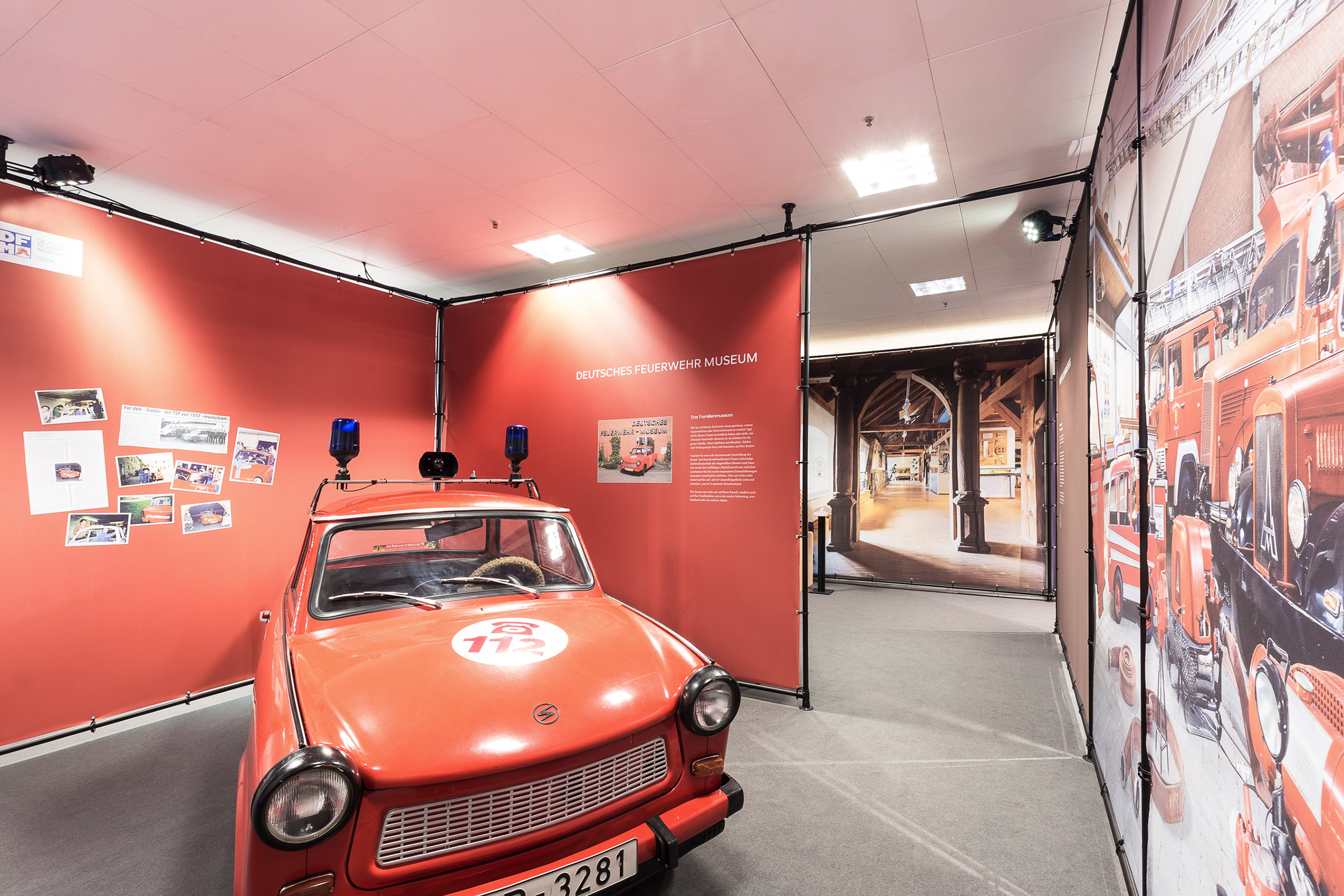 Tonia Bürkle (blaugrau): Unter einem Dach – 12 Museen entdecken für Gemeinschaftsausstellung der Fuldaer Museen im Konzeptkaufhaus Karl, ehemals Galeria Kaufhof 10