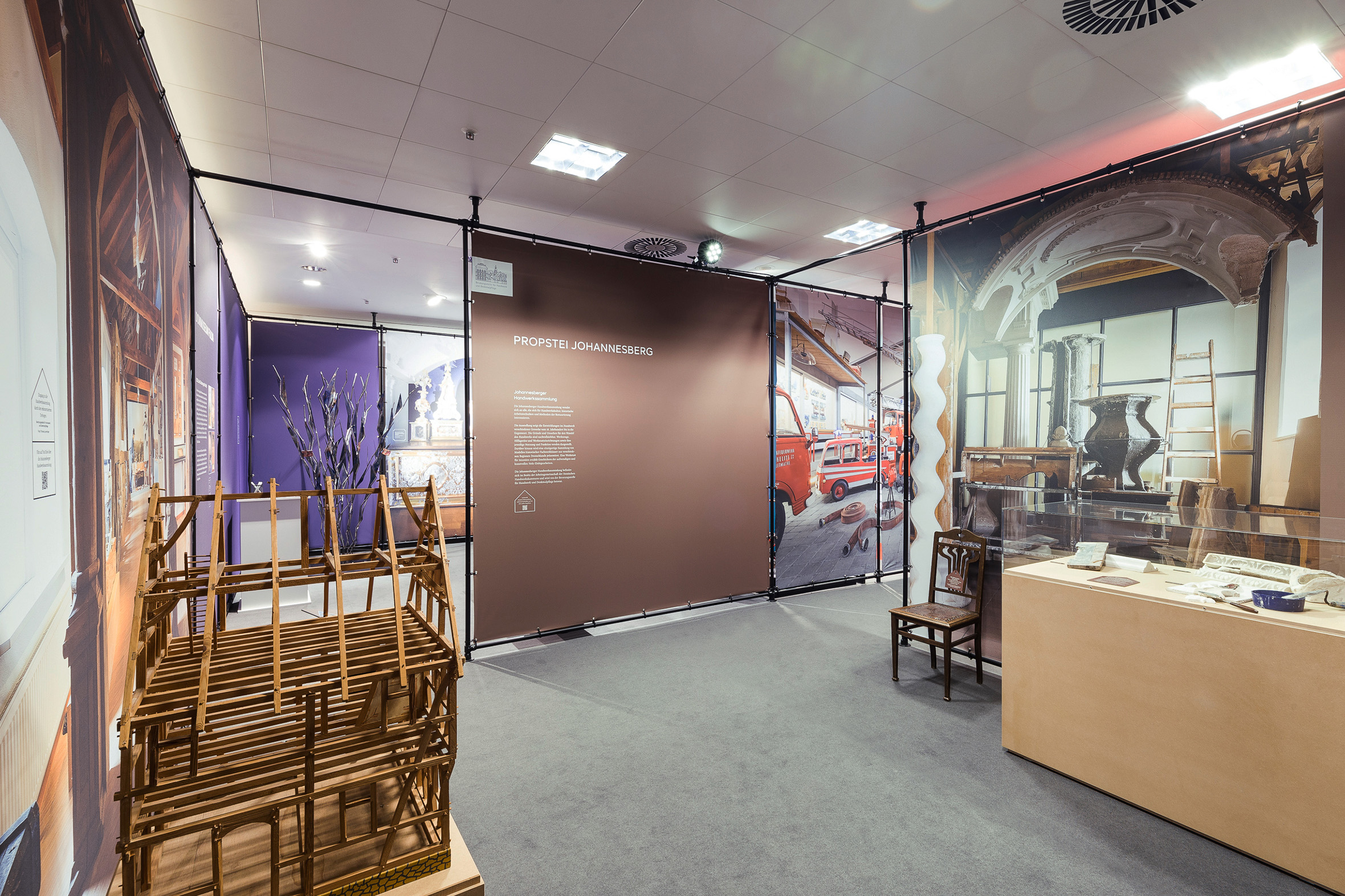 Tonia Bürkle (blaugrau): Unter einem Dach – 12 Museen entdecken für Gemeinschaftsausstellung der Fuldaer Museen im Konzeptkaufhaus Karl, ehemals Galeria Kaufhof 11