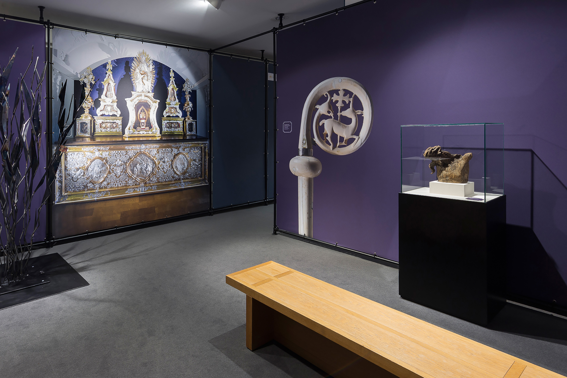 Tonia Bürkle (blaugrau): Unter einem Dach – 12 Museen entdecken für Gemeinschaftsausstellung der Fuldaer Museen im Konzeptkaufhaus Karl, ehemals Galeria Kaufhof 12