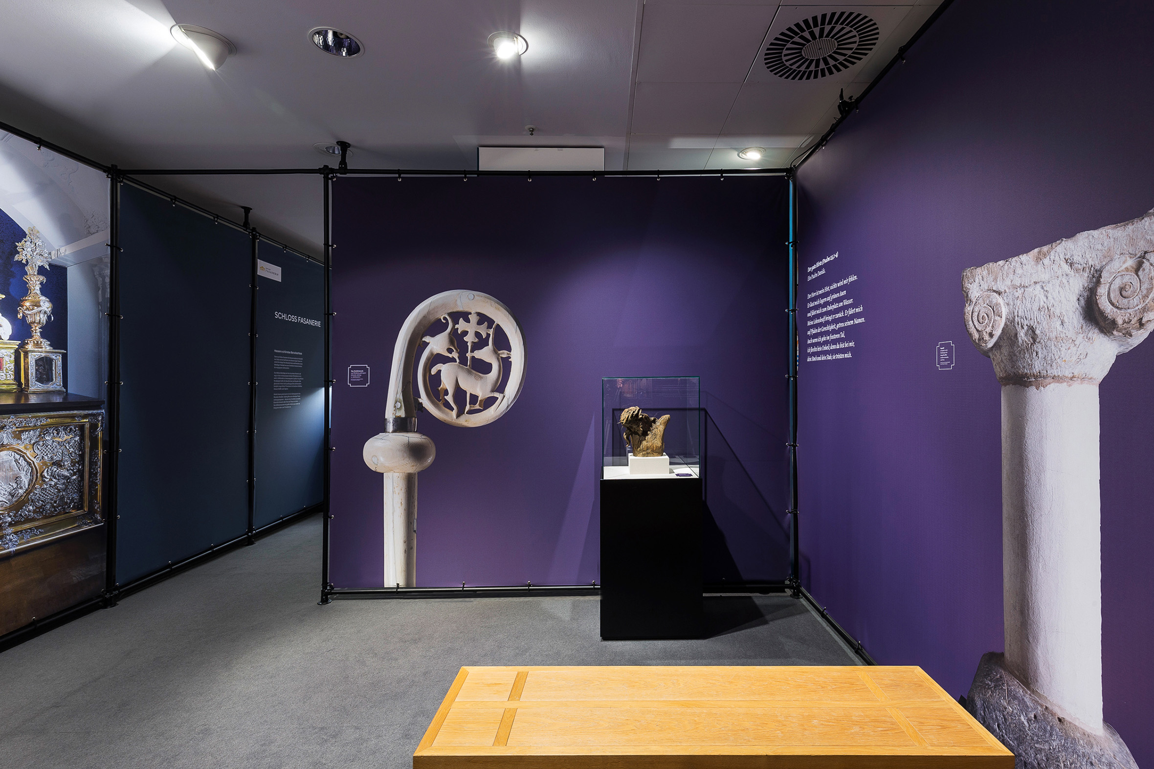 Tonia Bürkle (blaugrau): Unter einem Dach – 12 Museen entdecken für Gemeinschaftsausstellung der Fuldaer Museen im Konzeptkaufhaus Karl, ehemals Galeria Kaufhof 13