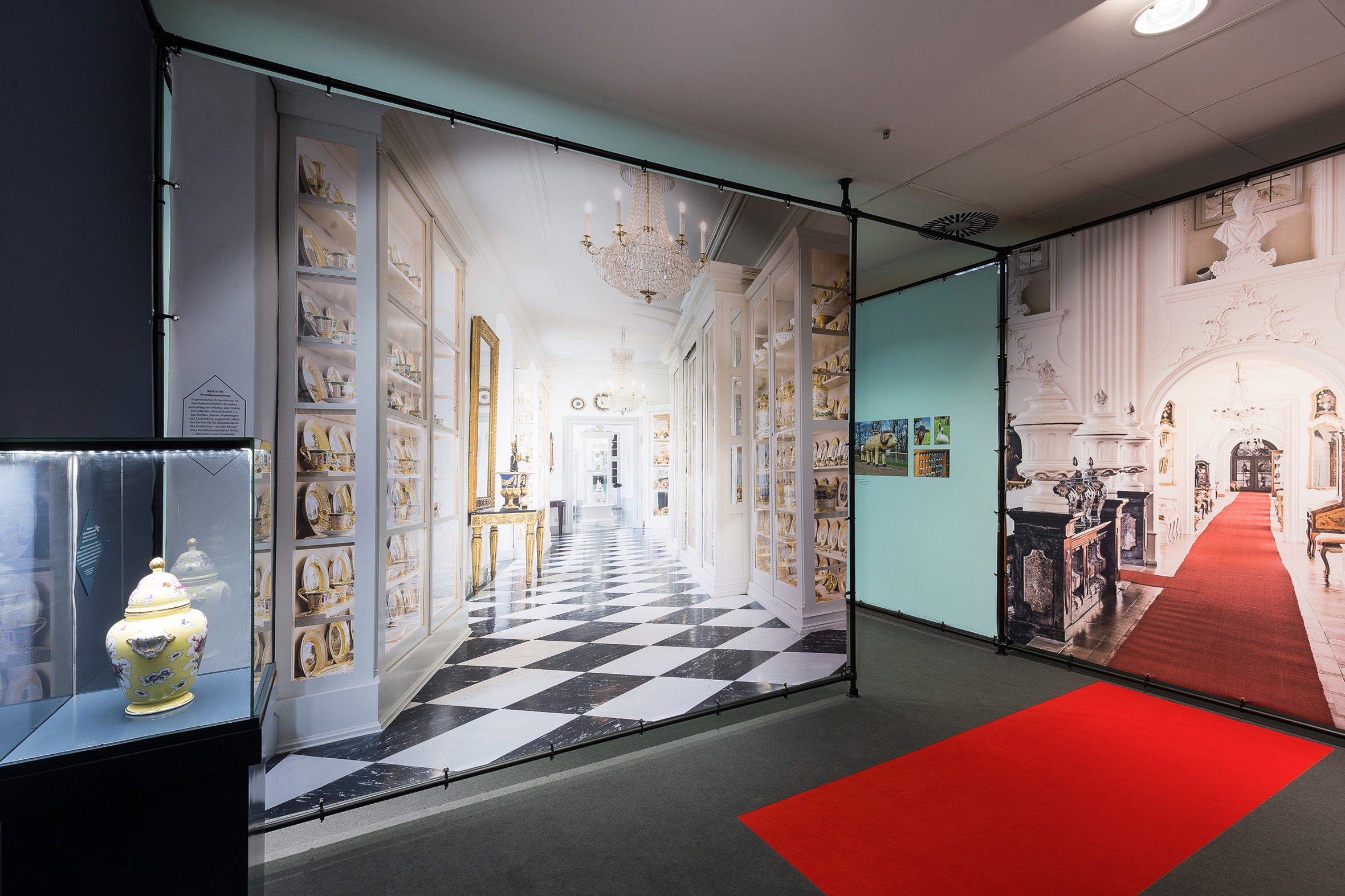 Tonia Bürkle (blaugrau): Unter einem Dach – 12 Museen entdecken für Gemeinschaftsausstellung der Fuldaer Museen im Konzeptkaufhaus Karl, ehemals Galeria Kaufhof 14