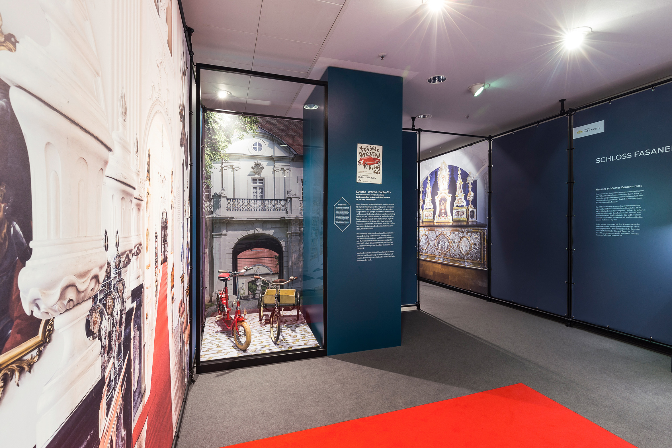 Tonia Bürkle (blaugrau): Unter einem Dach – 12 Museen entdecken für Gemeinschaftsausstellung der Fuldaer Museen im Konzeptkaufhaus Karl, ehemals Galeria Kaufhof 15