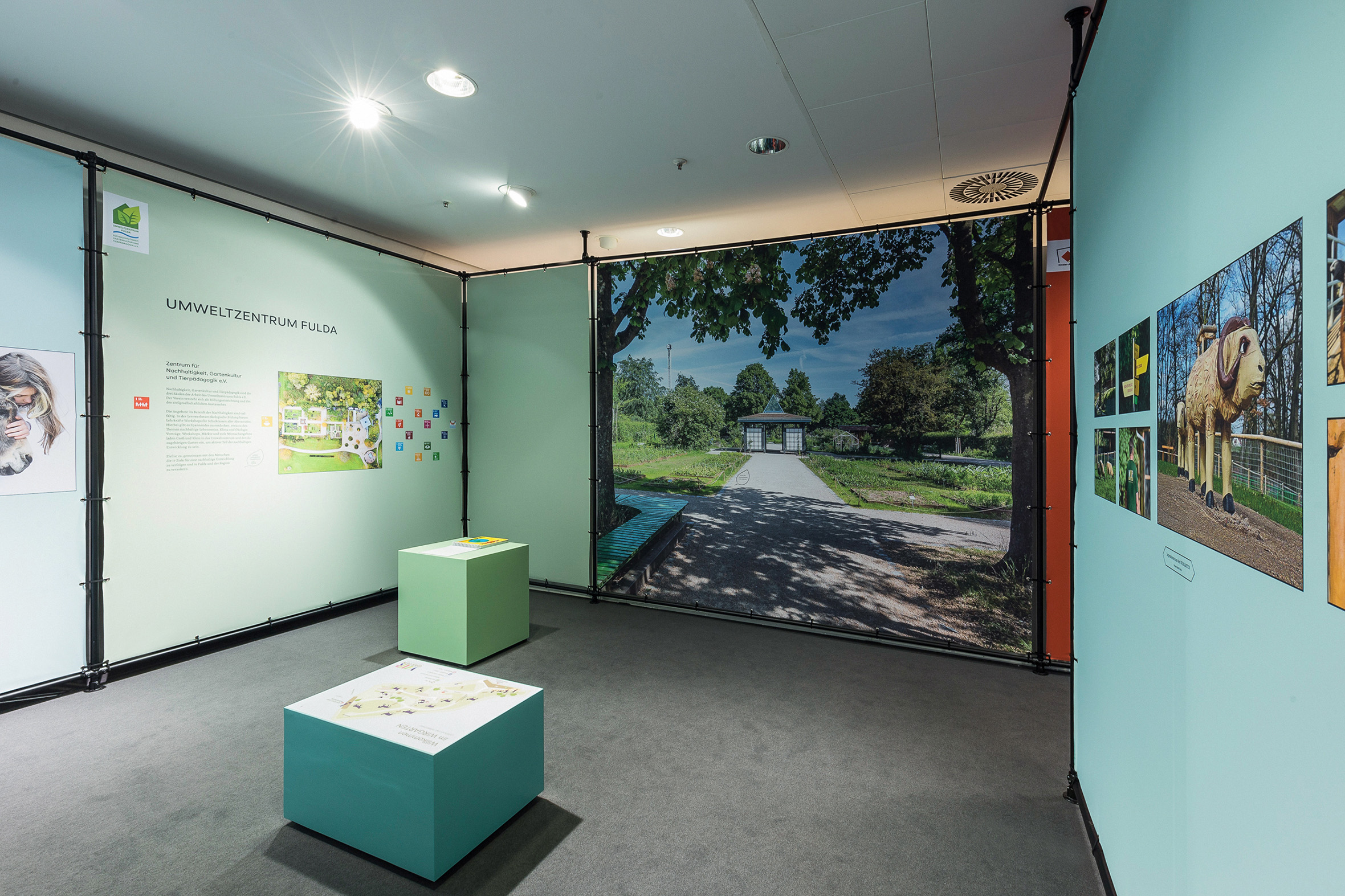 Tonia Bürkle (blaugrau): Unter einem Dach – 12 Museen entdecken für Gemeinschaftsausstellung der Fuldaer Museen im Konzeptkaufhaus Karl, ehemals Galeria Kaufhof 16