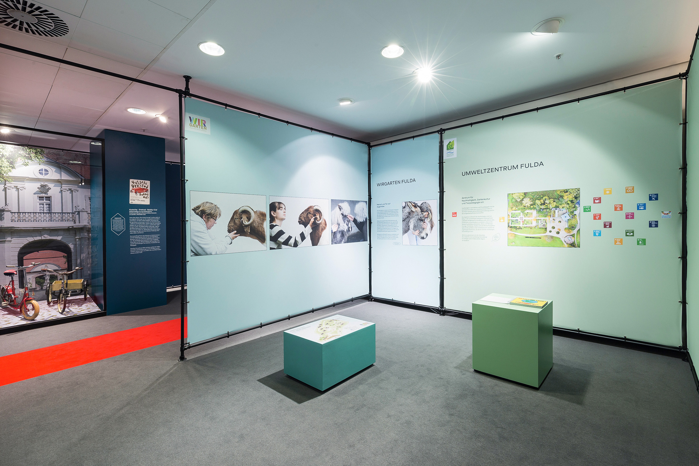 Tonia Bürkle (blaugrau): Unter einem Dach – 12 Museen entdecken für Gemeinschaftsausstellung der Fuldaer Museen im Konzeptkaufhaus Karl, ehemals Galeria Kaufhof 17