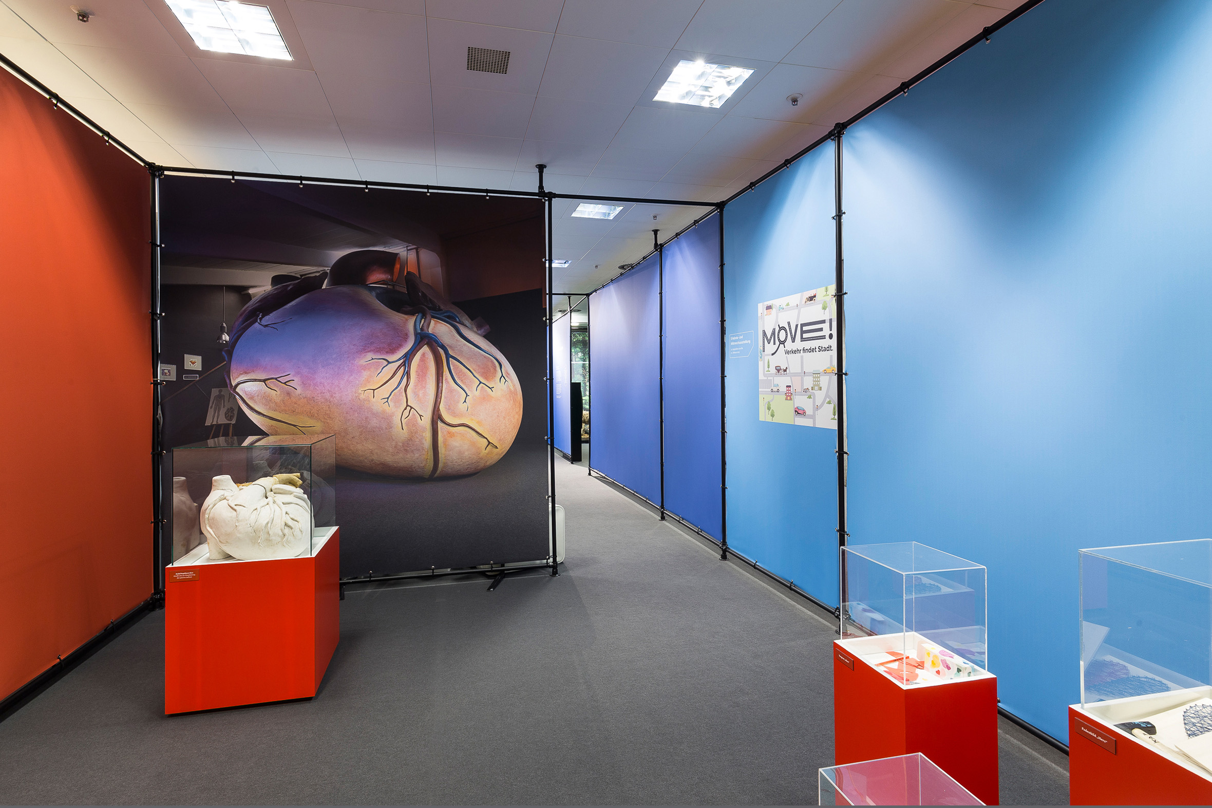 Tonia Bürkle (blaugrau): Unter einem Dach – 12 Museen entdecken für Gemeinschaftsausstellung der Fuldaer Museen im Konzeptkaufhaus Karl, ehemals Galeria Kaufhof 19