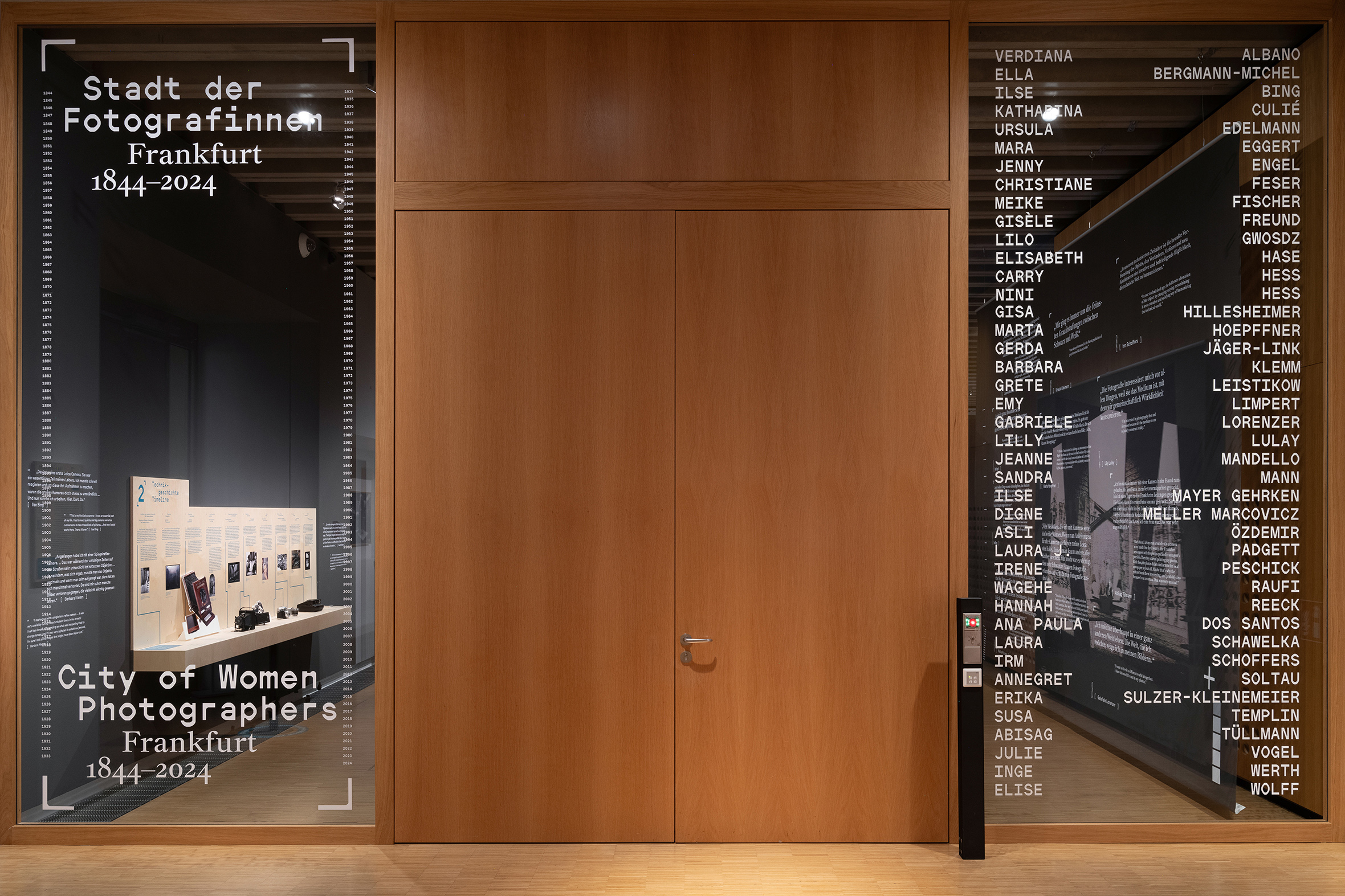 Tonia Bürkle (blaugrau): Stadt der Fotografinnen. Frankfurt 1844 – 2024 für Historisches Museum Frankfurt 1