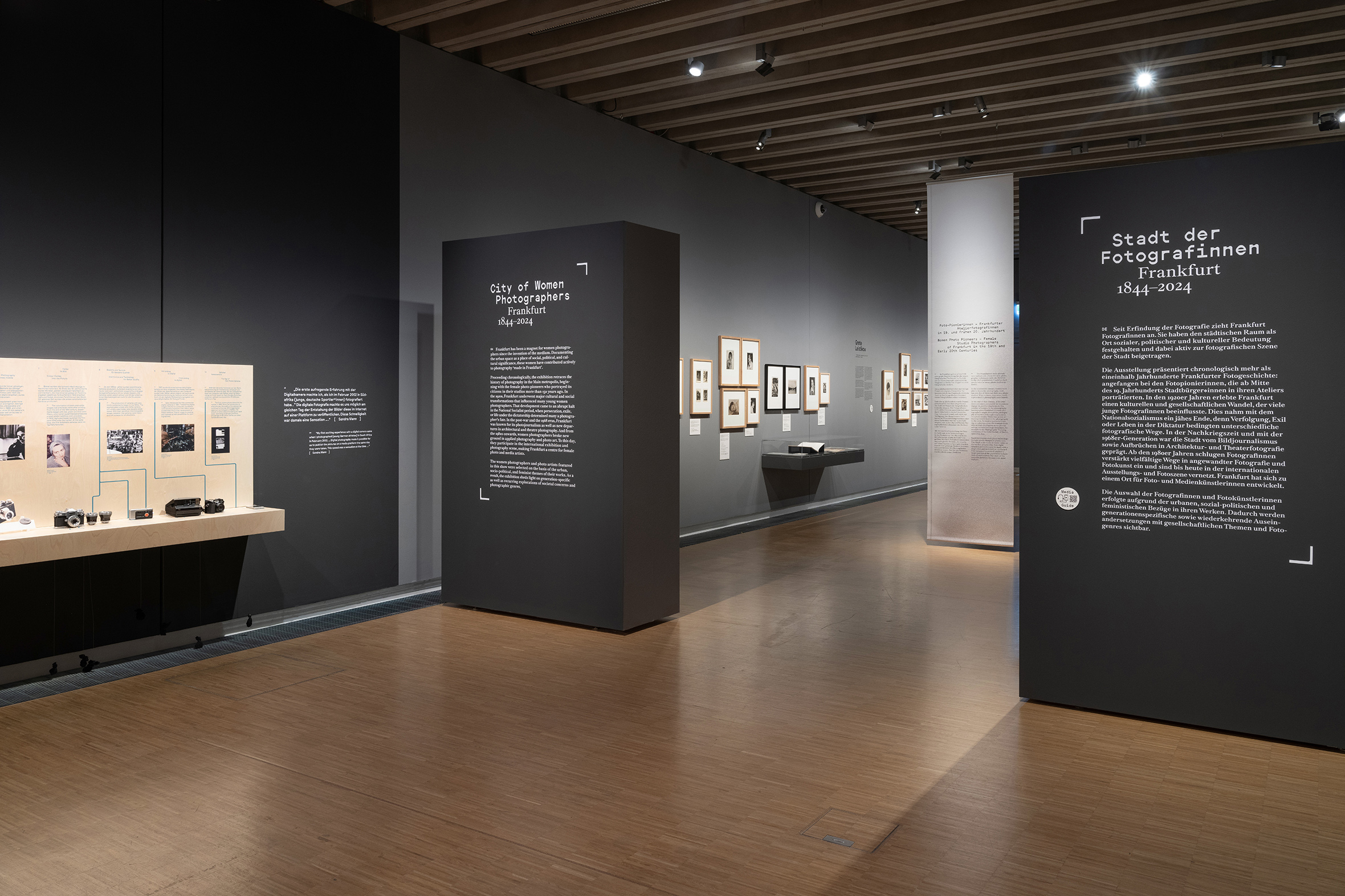 Tonia Bürkle (blaugrau): Stadt der Fotografinnen. Frankfurt 1844 – 2024 für Historisches Museum Frankfurt 2