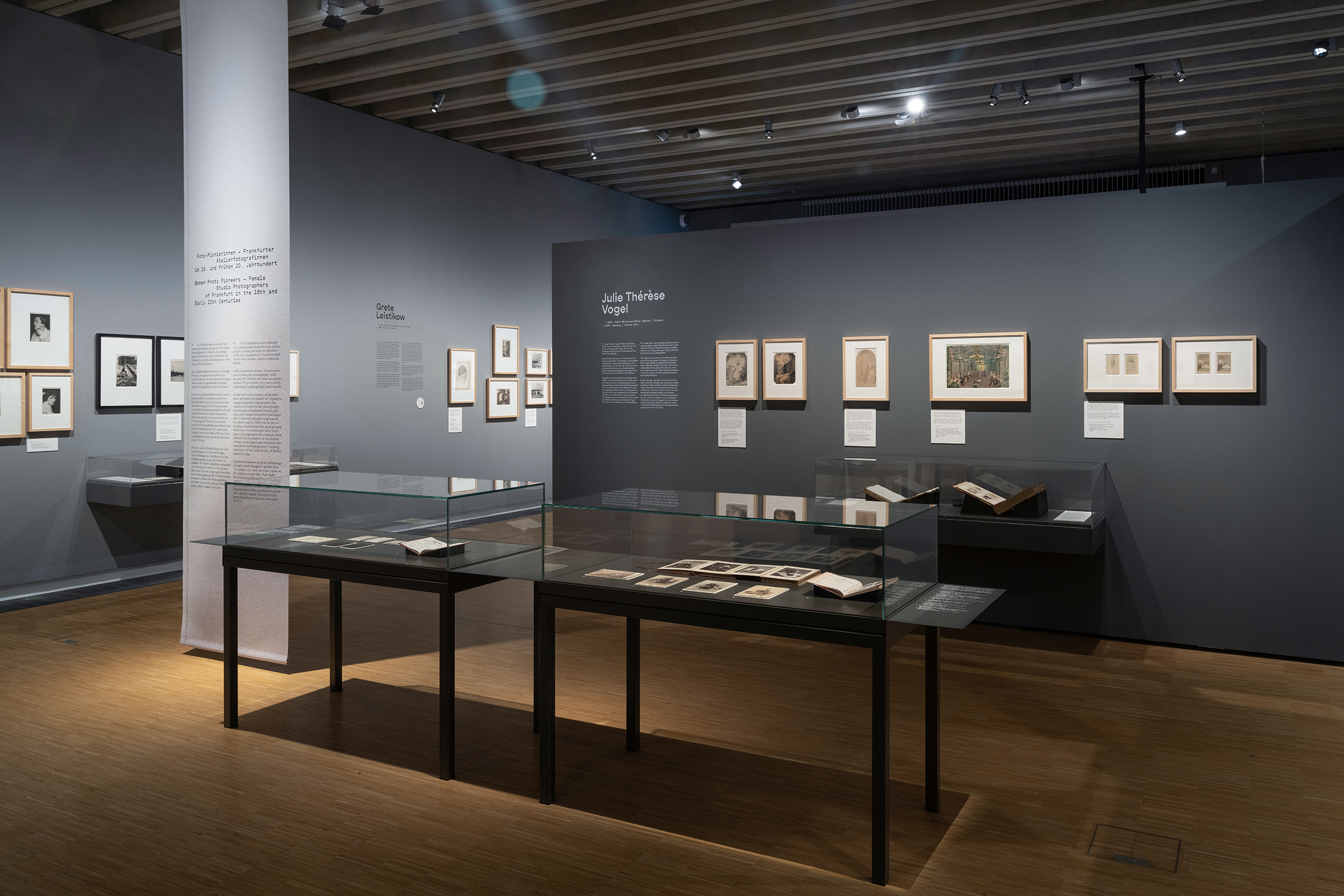 Tonia Bürkle (blaugrau): Stadt der Fotografinnen. Frankfurt 1844 – 2024 für Historisches Museum Frankfurt 3