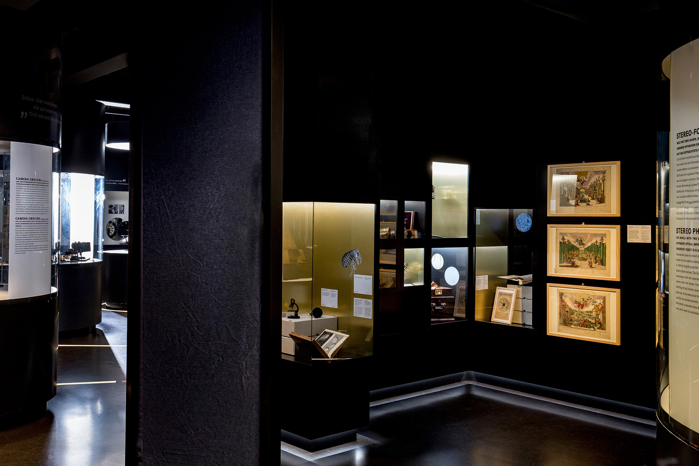 Tonia Bürkle (blaugrau): Wechselkabinett für Deutsches Filmmuseum Frankfurt 1