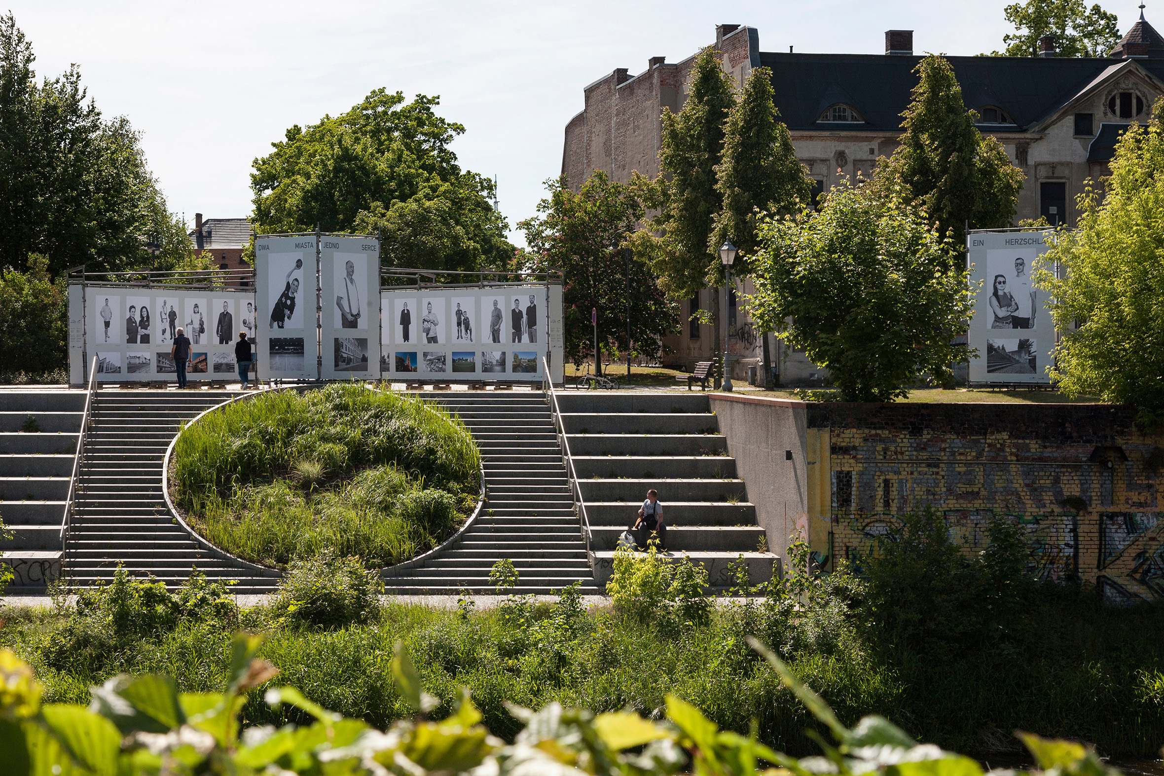 Tonia Bürkle (blaugrau): So gesehen… Guben und Gubin für Öffentlicher Raum, Neißeterrassen Guben 1