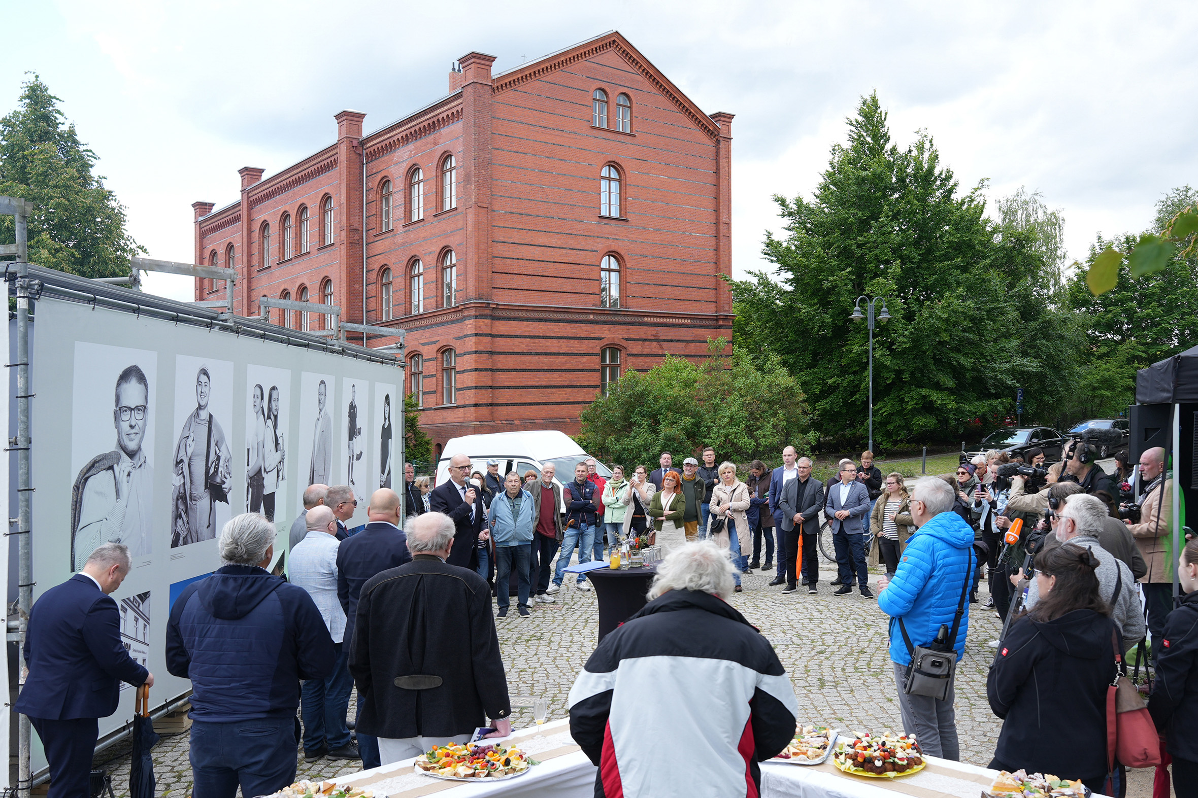 Tonia Bürkle (blaugrau): So gesehen… Guben und Gubin für Öffentlicher Raum, Neißeterrassen Guben 5